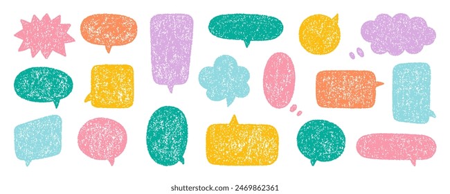 Juego de garabatos de burbujas de habla de lápiz de tiza. Marco de comunicación de crayón, globo de conversación de cómic en estilo de boceto, textura Grunge. Ilustración vectorial dibujada a mano aislada sobre fondo blanco