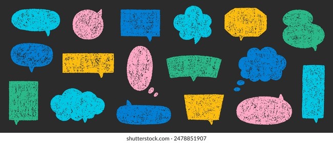 Juego de garabatos de burbujas de habla de lápiz de tiza. Marco de comunicación de crayón, globo de conversación de cómic en estilo de boceto, textura Grunge. Ilustración vectorial dibujada a mano aislada sobre fondo negro