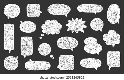 Conjunto de doodle de burbujas de discurso de lápiz de tiza. Marco de comunicación de crayón, globo de conversación cómica en estilo de boceto, textura Grunge. Ilustración vectorial dibujada a mano aislada sobre fondo negro