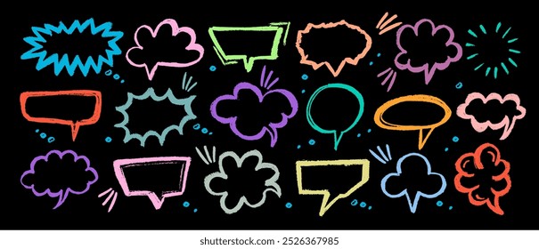 Conjunto de doodle de burbujas de discurso de lápiz de tiza. Marco de comunicación de crayón, globo de conversación cómica en estilo de boceto, textura Grunge. Ilustración vectorial dibujada a mano aislada sobre fondo negro