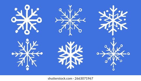 Kreide Schneeflocke Zeichnungssatz in Crayon Textur. Süße handgezeichnete Winterelemente für Weihnachtsklipart, Schuldesigns oder eisige Hintergründe. Kinderähnlich und verspielt, mit unebenem, schneebedecktem Charme.