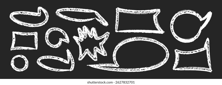 Conjunto de bolhas de fala em giz. Crayon caixa de diálogo nuvem moldura diferentes formas por lápis ou marcador. Círculo, coração, abstrato falar caixa de carvão bonito. Ilustração vetorial de rabiscar no plano de fundo preto