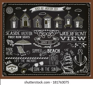 Chalkboard Poster Beach Huts - Publicidad en pizarra para las vacaciones de verano con casas diminutas, carteles, etiquetas, remolinos y tipografía decorativa de tiza