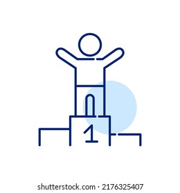 Champion auf einem Podium. Der Gewinner des ersten Platzes feiert den Sieg. Pixel perfektes, bearbeitbares Strichzeilensymbol