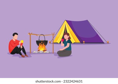 Caracterizar el acampada plano o el senderismo pareja romántica alrededor de las tiendas de campaña. Hombre mujer sentada en el suelo bebiendo té caliente o café calentándose cerca de la hoguera. Ilustración vectorial de diseño de dibujos animados