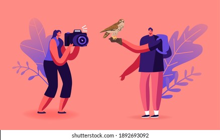 Personajes en el Festival de Falconry o en el Parque Zoológico al Aire Libre. Mujer fotografiando un Halcón Salvaje sentado a mano humana en guante de cuero. Ave fotográfico de la gente, recreación turística. Ilustración del vector de dibujos animados