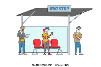 Personajes en la estación de autobuses. Mujer con café leyendo mensaje en Smartphone, hombre de negocios viendo relojes, hombre con tablet Pc, ciudadano esperando transporte urbano. Ilustración de vectores de personas lineales