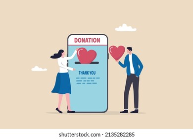 Donación de caridad, donar en línea con cuidado para ayudar y apoyar a la gente, dar dinero o una aplicación social para voluntarios y móviles para ayudar a otras personas a pensar, hombre y mujer ponen el corazón en forma de aplicación de donación móvil.