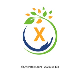 Logo de caridad con el concepto de mano, hoja y letra X. Logo de la fundación de cuidados de mano