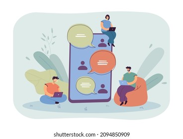 Conversación en la pantalla del teléfono móvil de personas pequeñas. Grupo de personas conversando en la ilustración portadora plana de mensajero. Medios sociales, concepto de comunidad para banner, diseño de sitio web o página web de aterrizaje