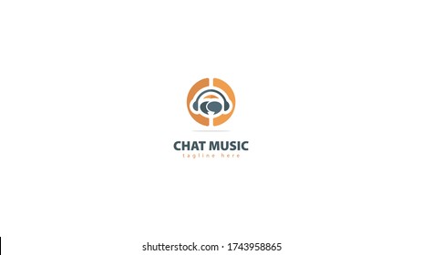 El diseño del logotipo de chat combinado con un auricular es un símbolo de música. vector