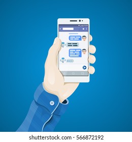 Concepto de bots. Teléfono en mano en estilo plano. La mano del hombre sostiene un concepto de teléfono. Diálogo en la pantalla del smartphone. Ilustración vectorial de aplicación móvil. Usuario charlando con chatbot en aplicación móvil.