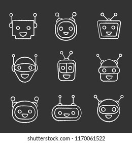 Iconos de tiza de los bots. Robots modernos, emojis. Riendo, feliz robot de chat sonríe. Asistentes virtuales. Ilustraciones aisladas de pizarra vectorial