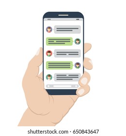 Charlas y mensajes en teléfonos móviles. Mano sosteniendo un smartphone con la ventana abierta de la aplicación de mensajería. Concepto de red social. Ilustración de vectores aislada en fondo blanco