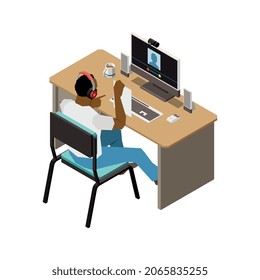 Composición isométrica de los chats con el hombre sentado en la mesa de la computadora mostrando papel a la imagen vectorial de la cámara web