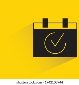 marca de verificación y calendario con sombra sobre fondo amarillo