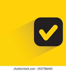 marca de verificación con sombra sobre fondo amarillo
