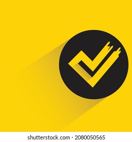 marca de verificación con sombra sobre fondo amarillo