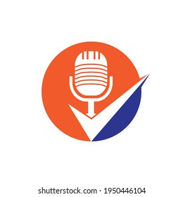 Überprüfen Sie die Vorlage für das Design des Podcast-Vektorlogos. Mikrofon und Icon-Design.