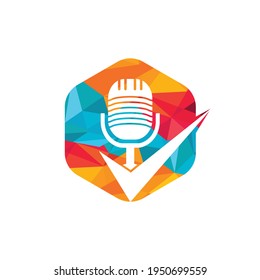 Comprobar plantilla de diseño del logotipo del vector del podcast. Diseño de iconos de micrófono y garrapatas.