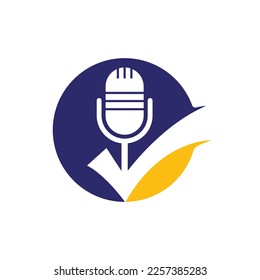 Comprobar plantilla de diseño del logotipo del vector del podcast. Diseño de iconos de micrófono y garrapatas.
