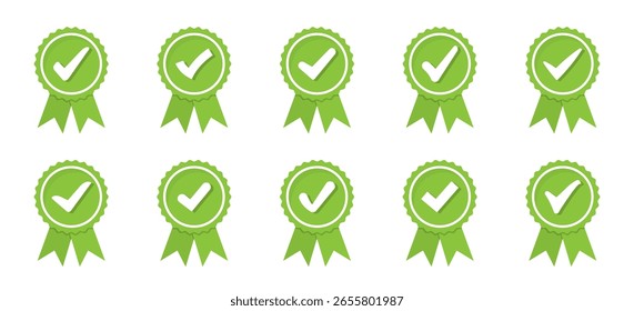 Insignias de marca de verificación con cintas de calidad verdes e iconos de certificación para productos o servicios aprobados y verificados