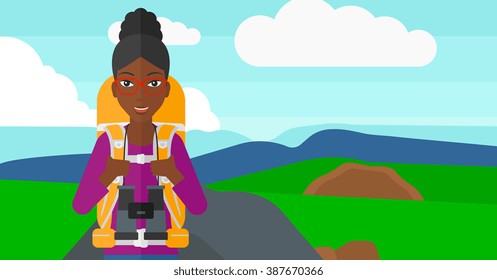 Alegre mochilero con binoculares.