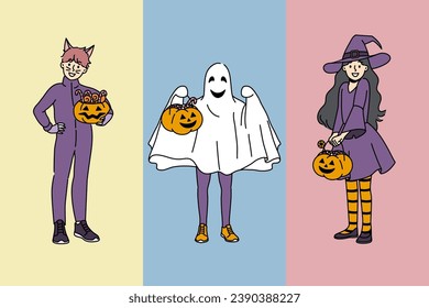 Niños alegres vestidos con ropa de halloween invitan a ir a recibir dulces y a tomar calabazas en las manos. Dos hermanos y hermanas vestidos como brujas y fantasmas están listos para las fiestas de halloween.