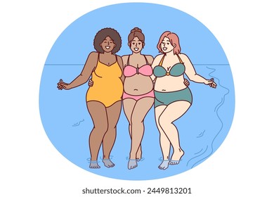 Alegres mujeres de talla grande vestidas en traje de baño se paran abrazándose en la playa soleada cerca del agua del mar y miran la cámara sonriendo. Diversas chicas de talla grande para el concepto de sin prejuicios y positividad corporal