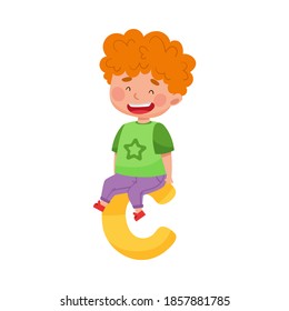 Alegre niño rojo vivo sentado en una gran ilustración de vectores alfabetos C