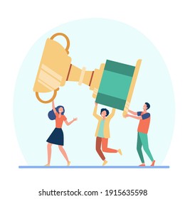 Fröhliche winzige Gewinner mit einer riesigen goldenen Tasse. Belohnung, Auszeichnung, Siegeswoche, Vektorgrafik. Erfolgs- und Erfolgskonzept für Banner, Website-Design oder Landing-Website