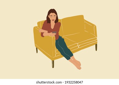 Fröhliche Frau, die Smartphone verwendet, während sie in einer eleganten Pose auf gelben bequemen Sofa sitzt. Lifestyle-Konzept. Vektorgrafik