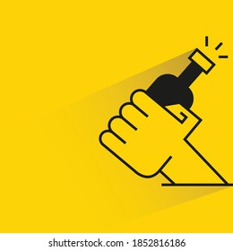 vítores, mano sujetando cerveza con sombra sobre fondo amarillo