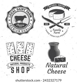 Diseño de insignia de granja familiar de queso. Plantilla para logo, diseño de marca con bloque de queso, jarra de leche, vaca, tenedor, cuchillo para queso. Ilustración vectorial. Queso de productos artesanales