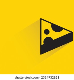 queso con sombra sobre fondo amarillo