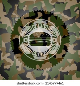 icono de cheeseburger dentro del emblema de camuflaje. 