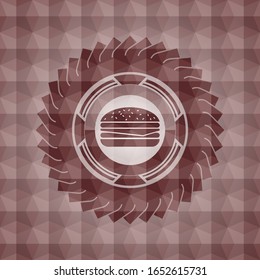 icono del cheeseburger dentro del emblema rojo o placa con fondo de patrón geométrico. Sin inconvenientes.