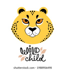Cara de guepardo firmaba a niño salvaje. Caricatura y eslogan manuscrito. Ilustración vectorial de estilo plano. Icono, logotipo, etiqueta, pegatina, clipart, camiseta impresa.