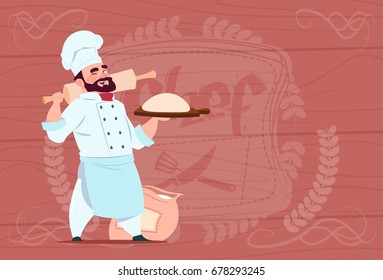 Chefkoch, der Mehl und Teig hält Lächelnde Cartoon-Chef im Weißen Restaurant Uniform auf Holzhintergrund Flache Vektorgrafik