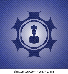 icono del chef en el interior emblema con fondo denim de alta calidad