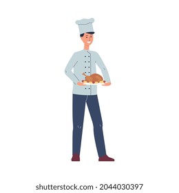 Chef con uniforme que sostiene pollo frito en una bandeja, ilustración vectorial plana aislada en fondo blanco. El chef del restaurante prepara caricaturas con un plato preparado.