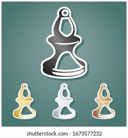 Señales de ajedrez. Conjunto de íconos metálicos con gradiente gris, dorado, plata y bronce con contorno blanco y sombra en fondo viridán. Ilustración.