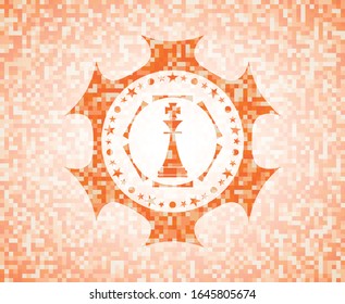 icono del rey del ajedrez dentro del emblema abstracto, fondo de mosaico naranja