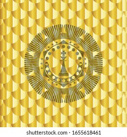 icono del rey ajedrez dentro del emblema dorado o la placa. Patrón de escalas. Ilustración vectorial. Detallado.