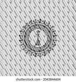 icono del rey del ajedrez dentro de la insignia de color plata. Patrón de escalas. Ilustración vectorial. Detallado. 