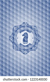 chess knight icon inside blue badge with geometric background.