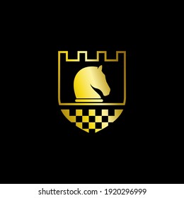 logotipo vectorial de ajedrez con caballo caballero un escudo. ajuste para la plantilla del logotipo del juego del club de ajedrez. color dorado.