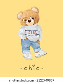 slogan elegante con muñeca de oso lindo en gafas y jeans con fondo amarillo