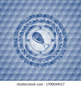 ícono de pierna de pollo dentro del emblema azul o placa con fondo de patrón geométrico.