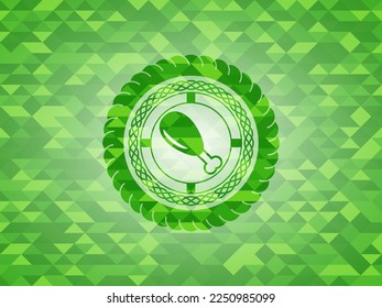 icono de pierna de pollo dentro del emblema verde con fondo de estilo ecológico de mosaico. 